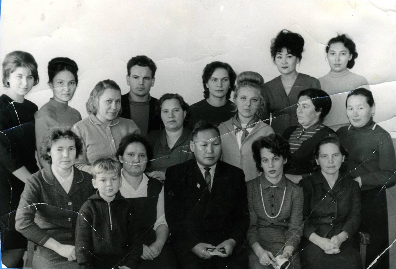 Коллектив Мохсоголлохской средней школы, (директор Н.В. Киприянов) середина 1960-х гг.